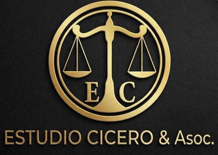 Logo de Estudio Cicero & Asoc.: una balanza dorada con las iniciales E y C
